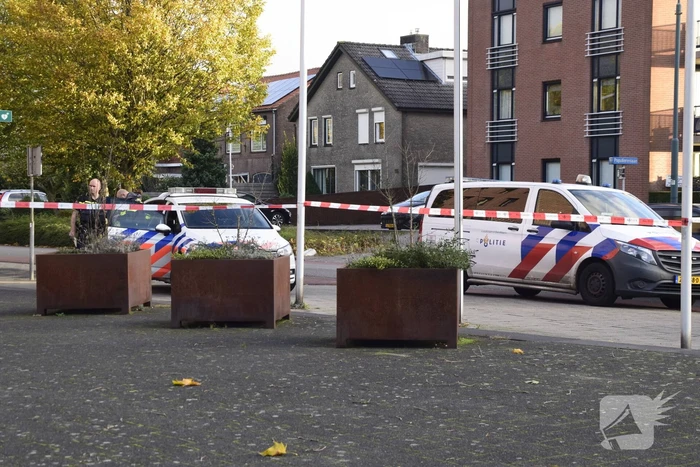 Auto rijdt gemeentehuis binnen bestuurder spoorloos