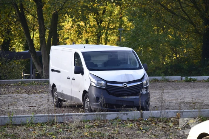 Auto rijdt gemeentehuis binnen bestuurder spoorloos