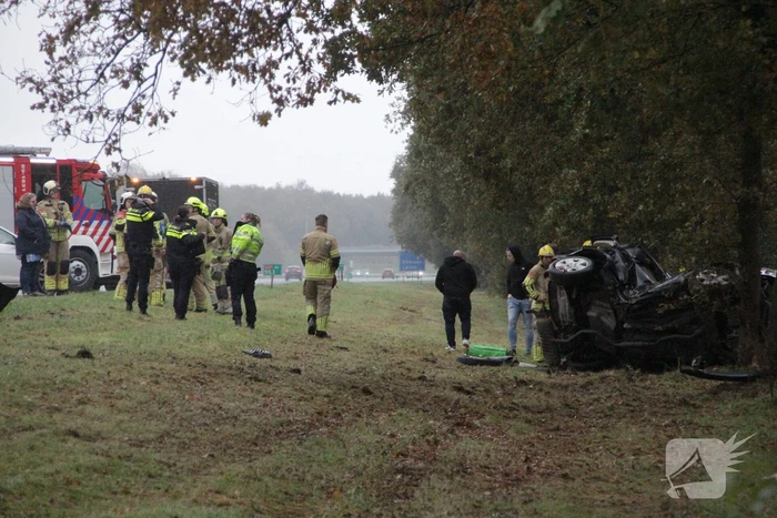 Auto zwaar beschadigd na botsing tegen boom langs snelweg