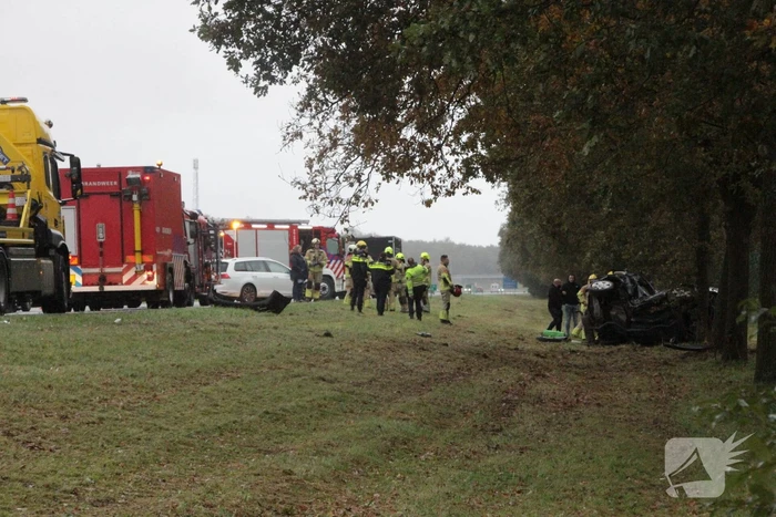 Auto zwaar beschadigd na botsing tegen boom langs snelweg