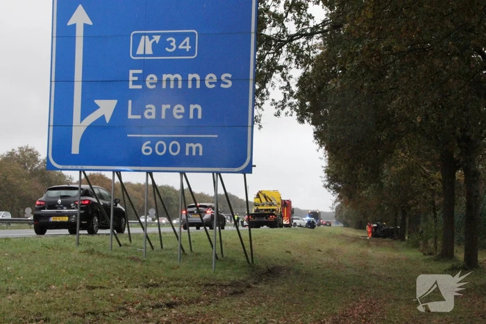 Auto zwaar beschadigd na botsing tegen boom langs snelweg