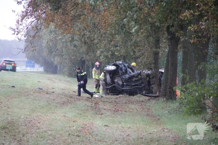 Auto zwaar beschadigd na botsing tegen boom langs snelweg