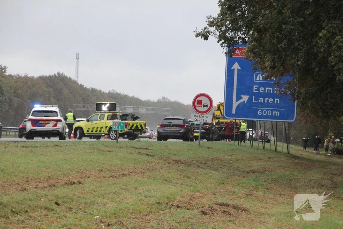 Auto zwaar beschadigd na botsing tegen boom langs snelweg