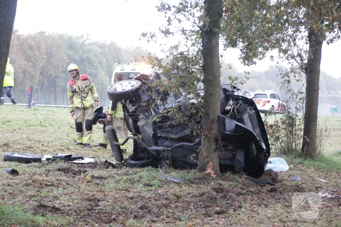 Auto zwaar beschadigd na botsing tegen boom langs snelweg