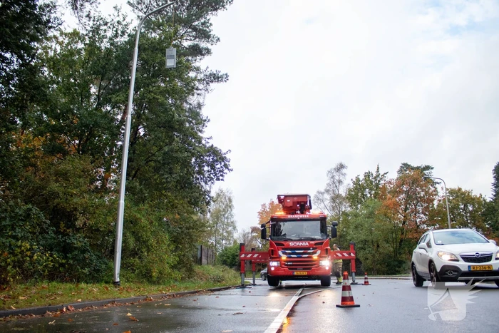 Auto beschadigd bij botsing tegen lantaarnpaal