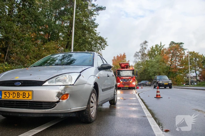 Auto beschadigd bij botsing tegen lantaarnpaal