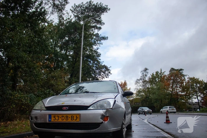 Auto beschadigd bij botsing tegen lantaarnpaal