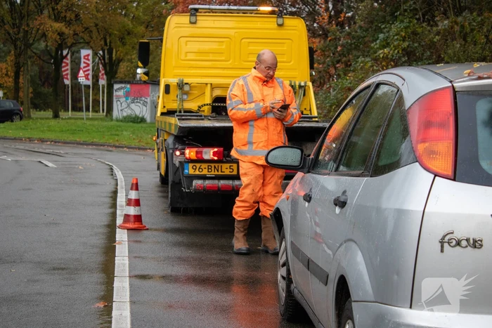 Auto beschadigd bij botsing tegen lantaarnpaal