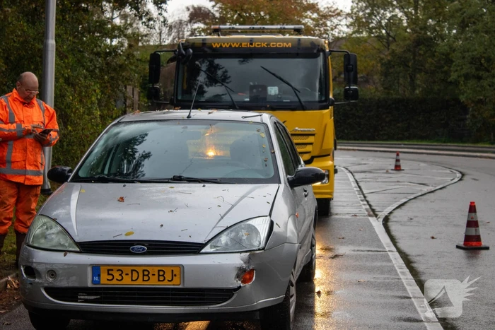 Auto beschadigd bij botsing tegen lantaarnpaal