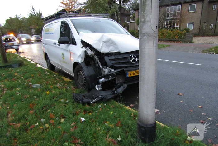 Bestelbus klapt op geparkeerde auto nadat hond op schoot springt