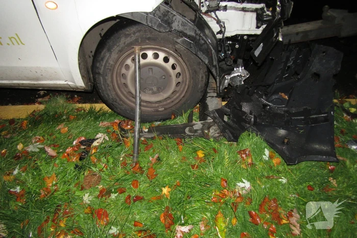 Bestelbus klapt op geparkeerde auto nadat hond op schoot springt
