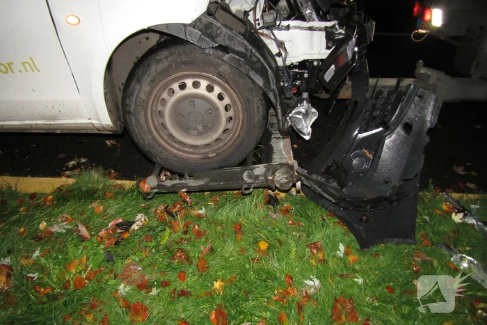 Bestelbus klapt op geparkeerde auto nadat hond op schoot springt