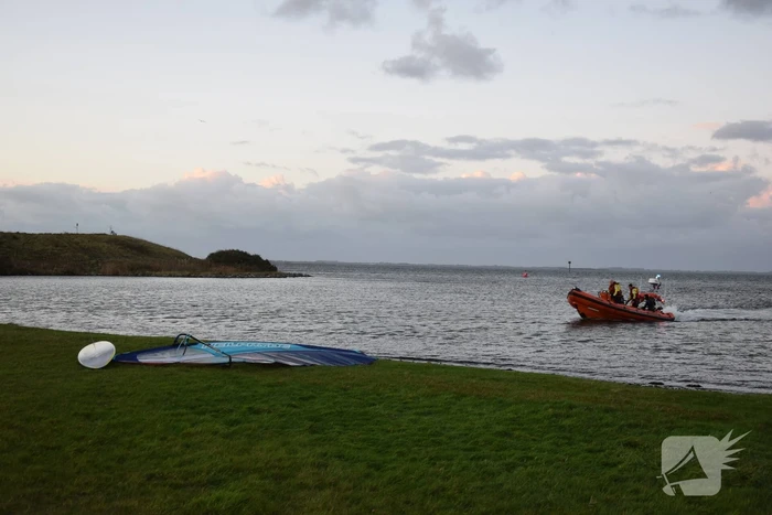 KNRM redt surfer uit Grevelingenmeer