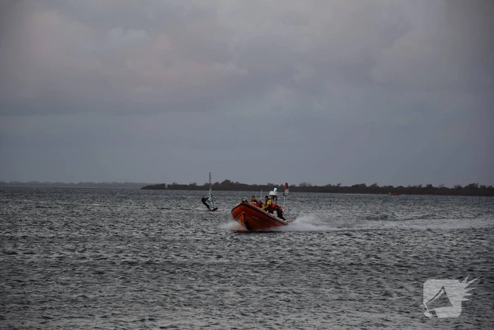 KNRM redt surfer uit Grevelingenmeer