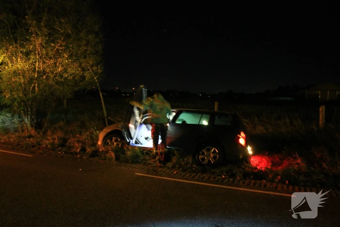 Persoon aangehouden nadat auto in greppel belandt