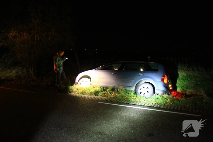 Persoon aangehouden nadat auto in greppel belandt