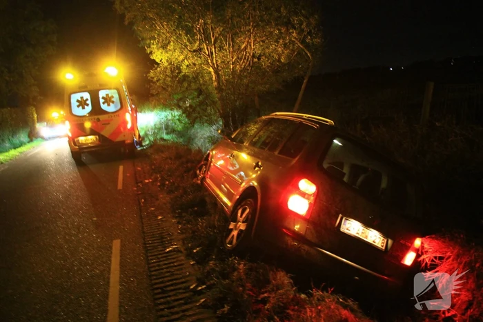 Persoon aangehouden nadat auto in greppel belandt