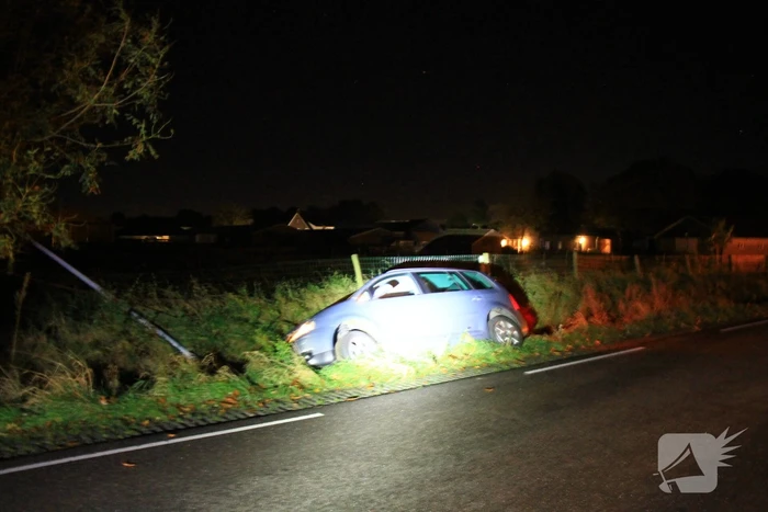 Persoon aangehouden nadat auto in greppel belandt