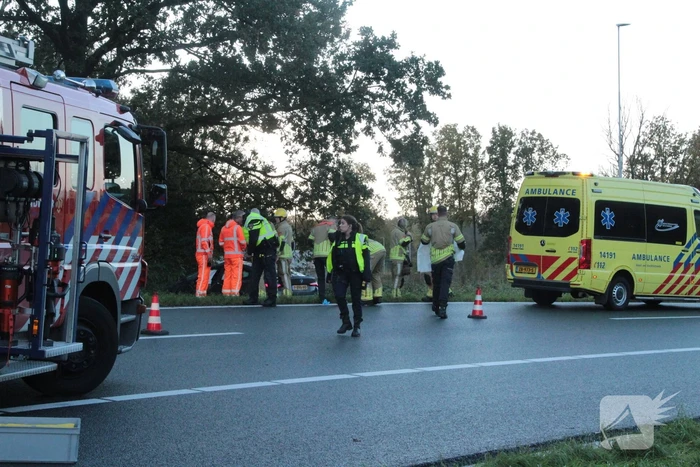 Brandweer knipt slachtoffer uit auto