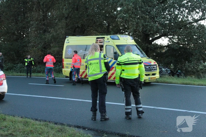 Brandweer knipt slachtoffer uit auto