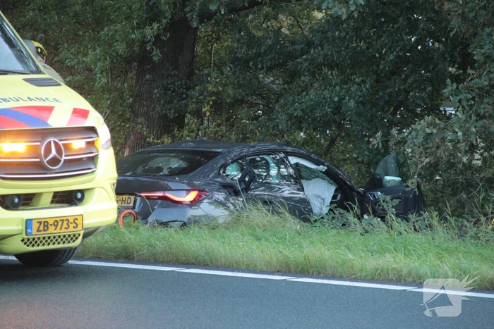 Brandweer knipt slachtoffer uit auto