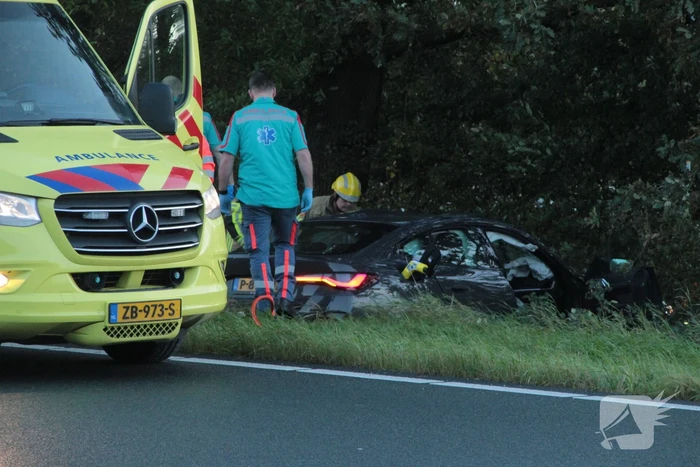 Brandweer knipt slachtoffer uit auto