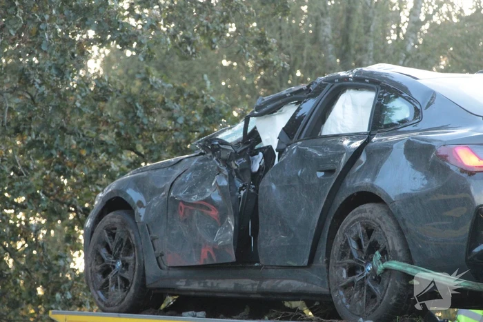 Brandweer knipt slachtoffer uit auto
