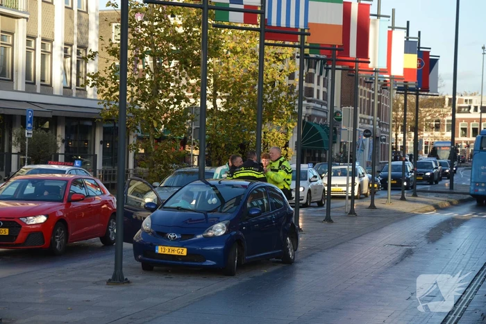 Twee voertuigen botsen op elkaar