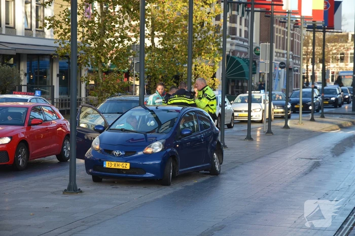 Twee voertuigen botsen op elkaar