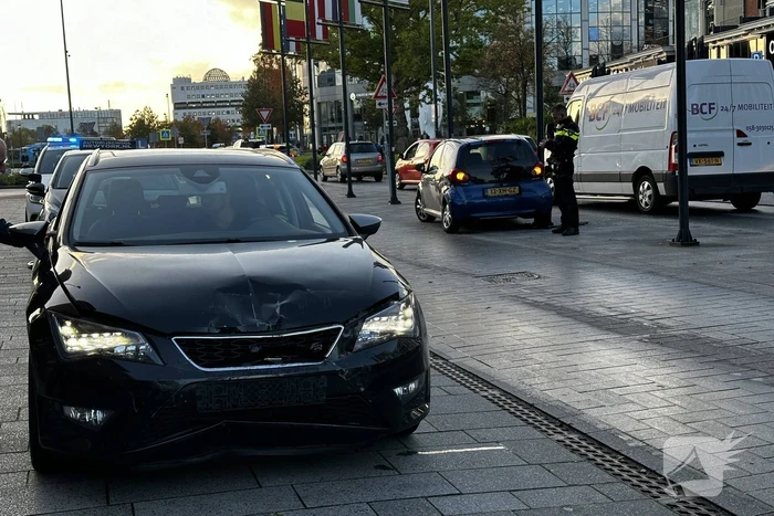 Twee voertuigen botsen op elkaar