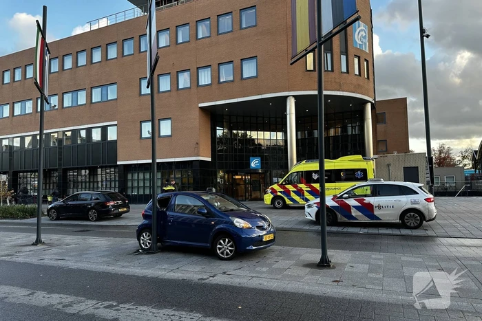Twee voertuigen botsen op elkaar