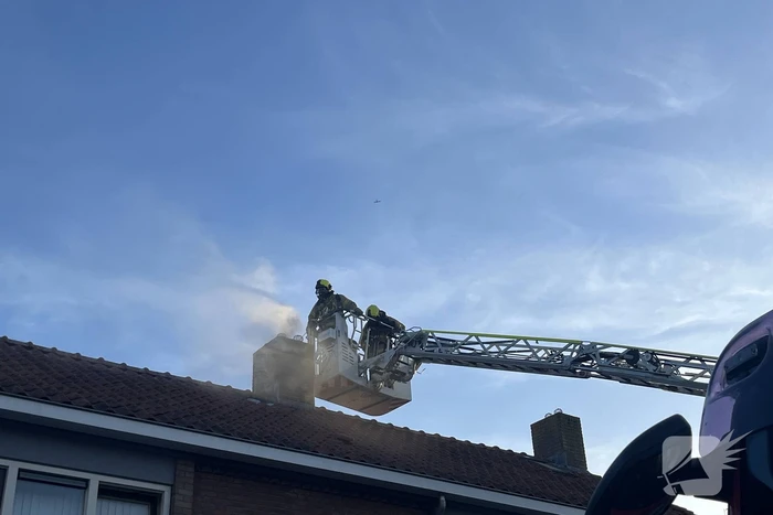 Autoladder ingezet bij schoorsteenbrand