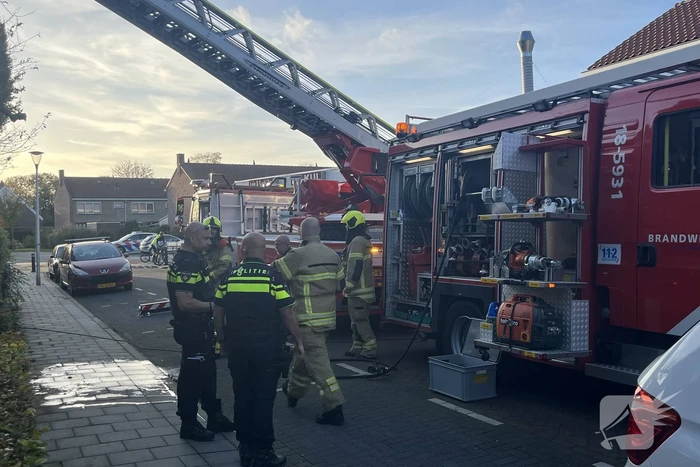Autoladder ingezet bij schoorsteenbrand