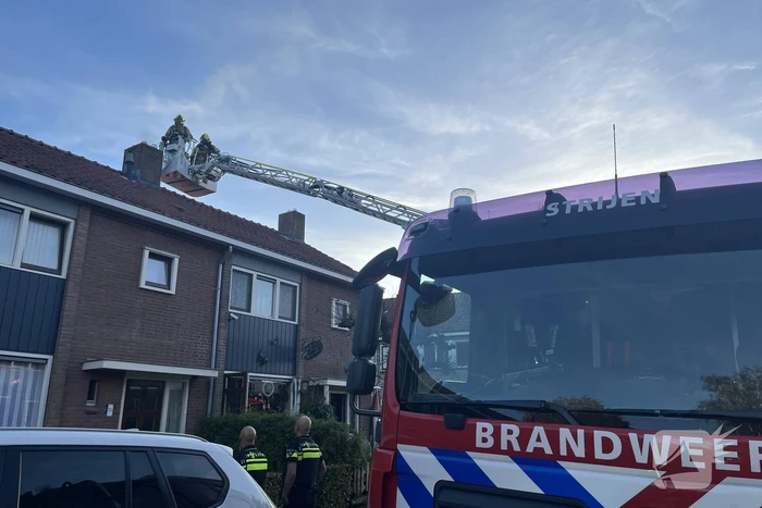 Autoladder ingezet bij schoorsteenbrand