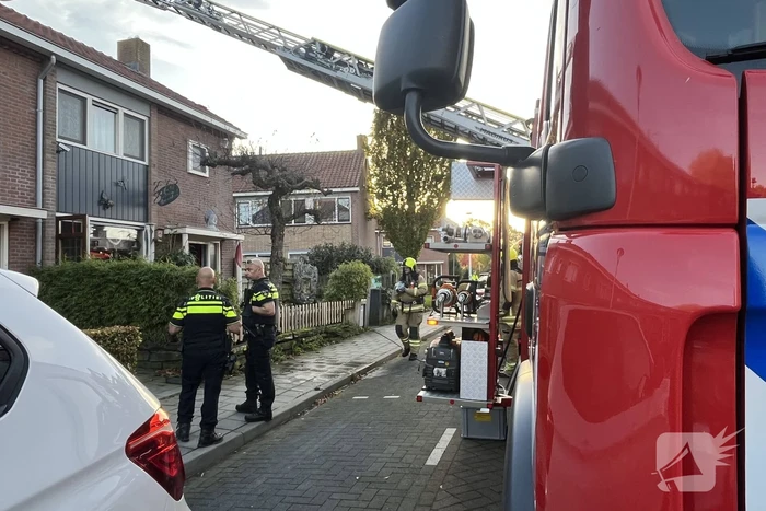 Autoladder ingezet bij schoorsteenbrand