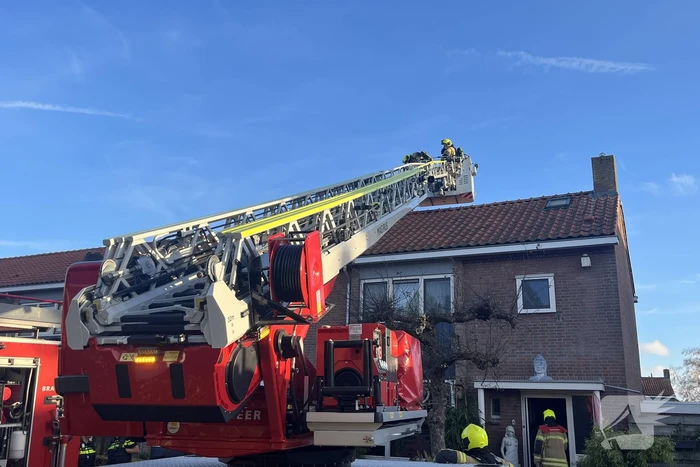 Autoladder ingezet bij schoorsteenbrand