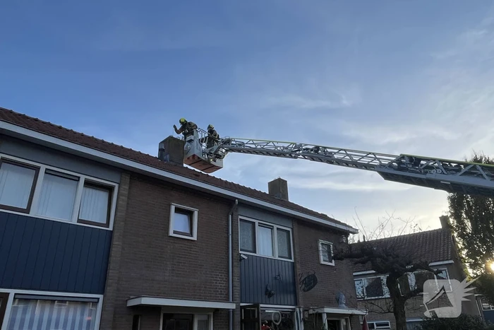 Autoladder ingezet bij schoorsteenbrand