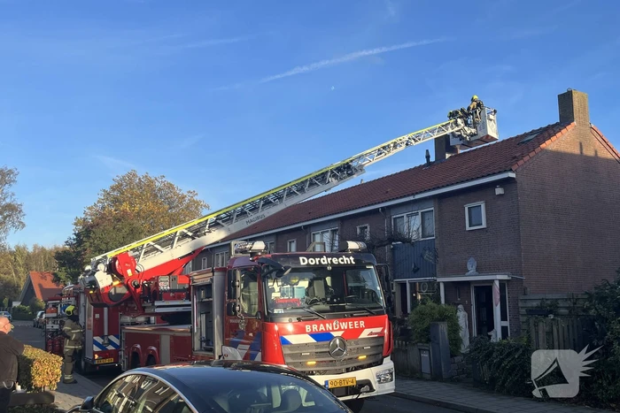 Autoladder ingezet bij schoorsteenbrand