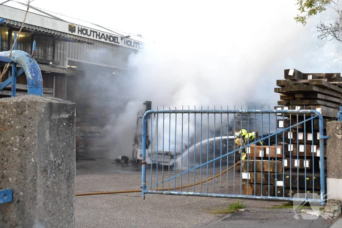Zijlader verwoest door brand