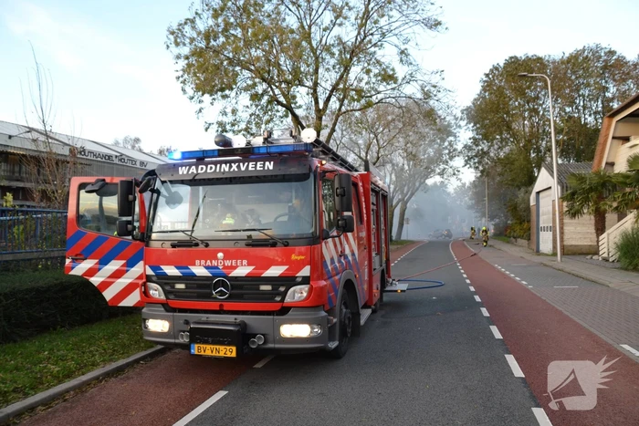 Zijlader verwoest door brand