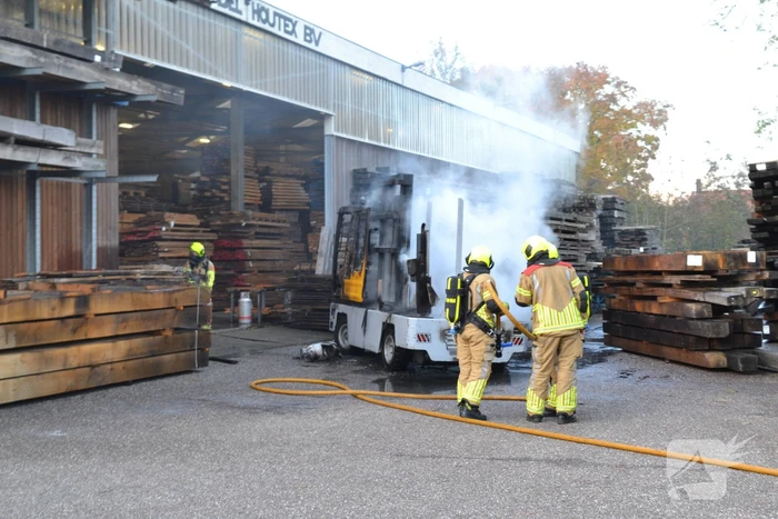 Zijlader verwoest door brand