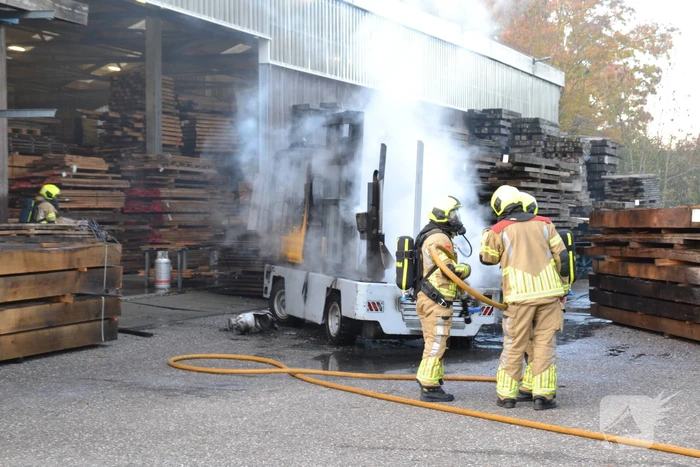 Zijlader verwoest door brand