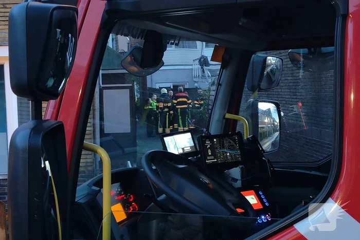Brandweer doet onderzoek naar brand in een bijgebouw