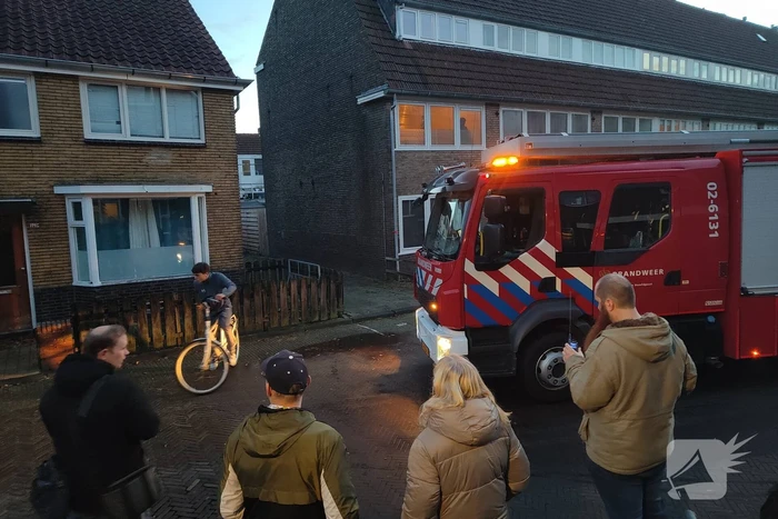 Brandweer doet onderzoek naar brand in een bijgebouw
