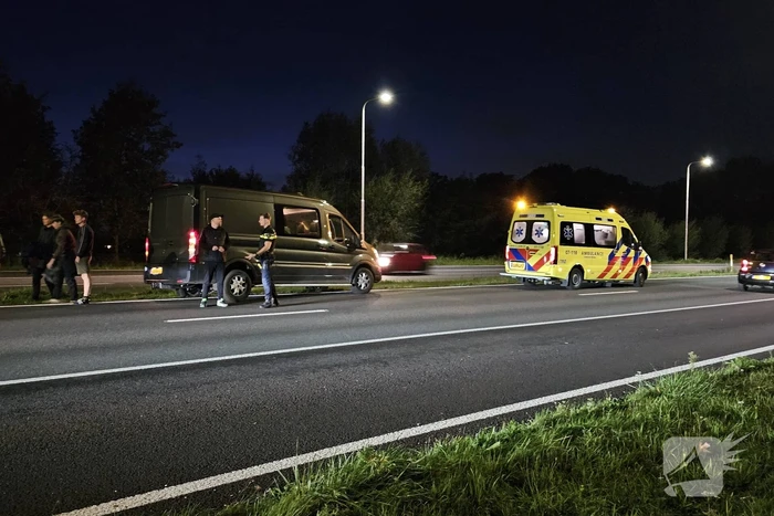 Automobilist botst achterop bestelbus
