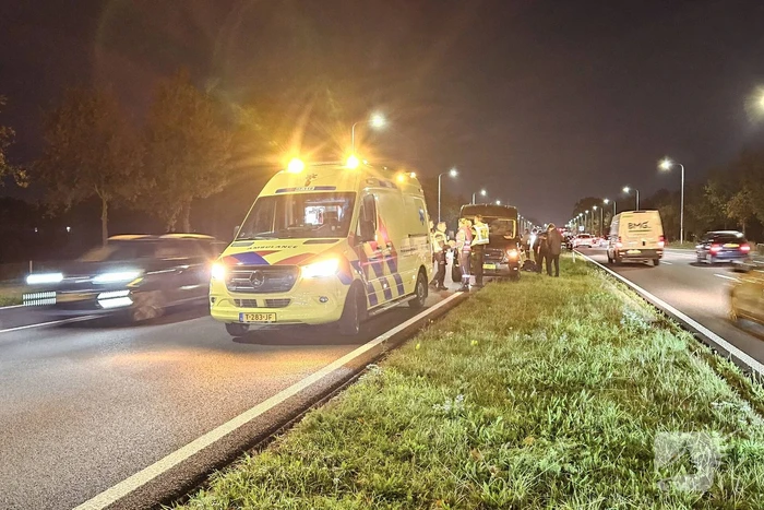 Automobilist botst achterop bestelbus