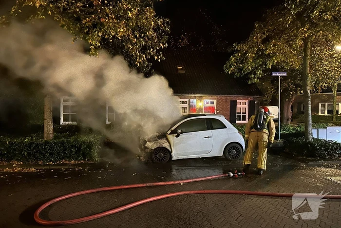 Brandweerman ontdekt tweede autobrand in dorp