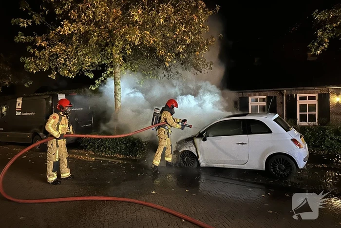 Brandweerman ontdekt tweede autobrand in dorp