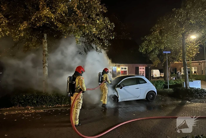 Brandweerman ontdekt tweede autobrand in dorp