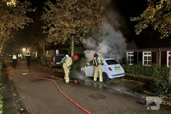 Brandweerman ontdekt tweede autobrand in dorp